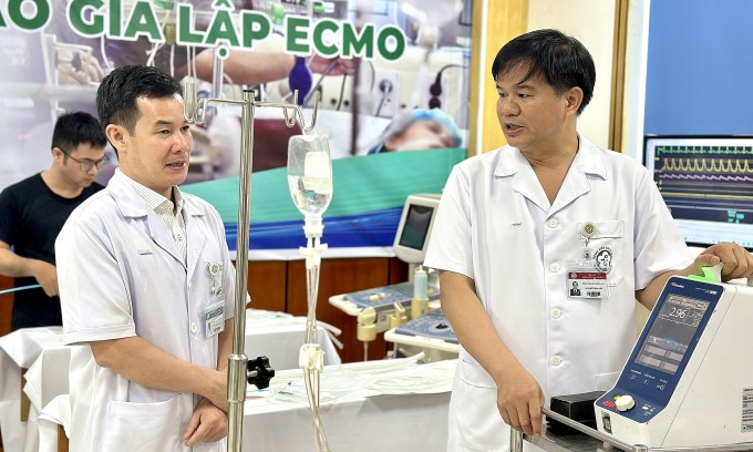 PGS Cơ (phải) kiểm tra máy móc phòng giả lập ECMO. Ảnh: Lê Nga