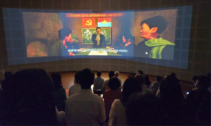 Du khách xem đoạn phim 3D giới thiệu về lịch sử địa đạo Củ Chi. Ảnh: Bích Phương