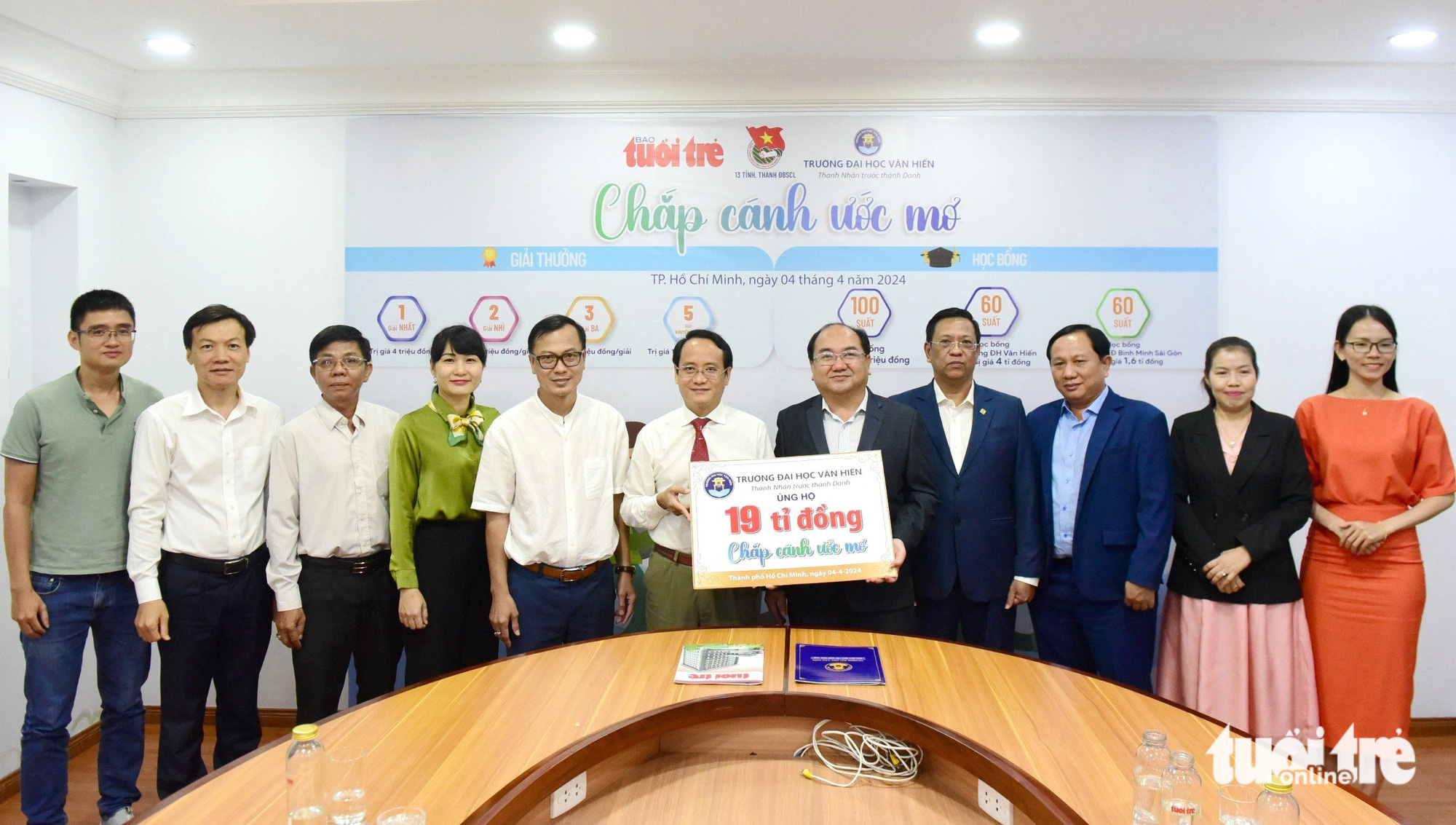 Lễ ký kết hợp tác triển khai chương trình học bổng ‘Chắp cánh ước mơ’ giữa báo Tuổi Trẻ và Trường đại học Văn Hiến diễn ra vào chiều ngày 4-4 Lễ ký kết hợp tác triển khai chương trình học bổng Chắp cánh ước mơ giữa báo Tuổi Trẻ và Trường đại học Văn Hiến - Ảnh: DUYÊN PHAN