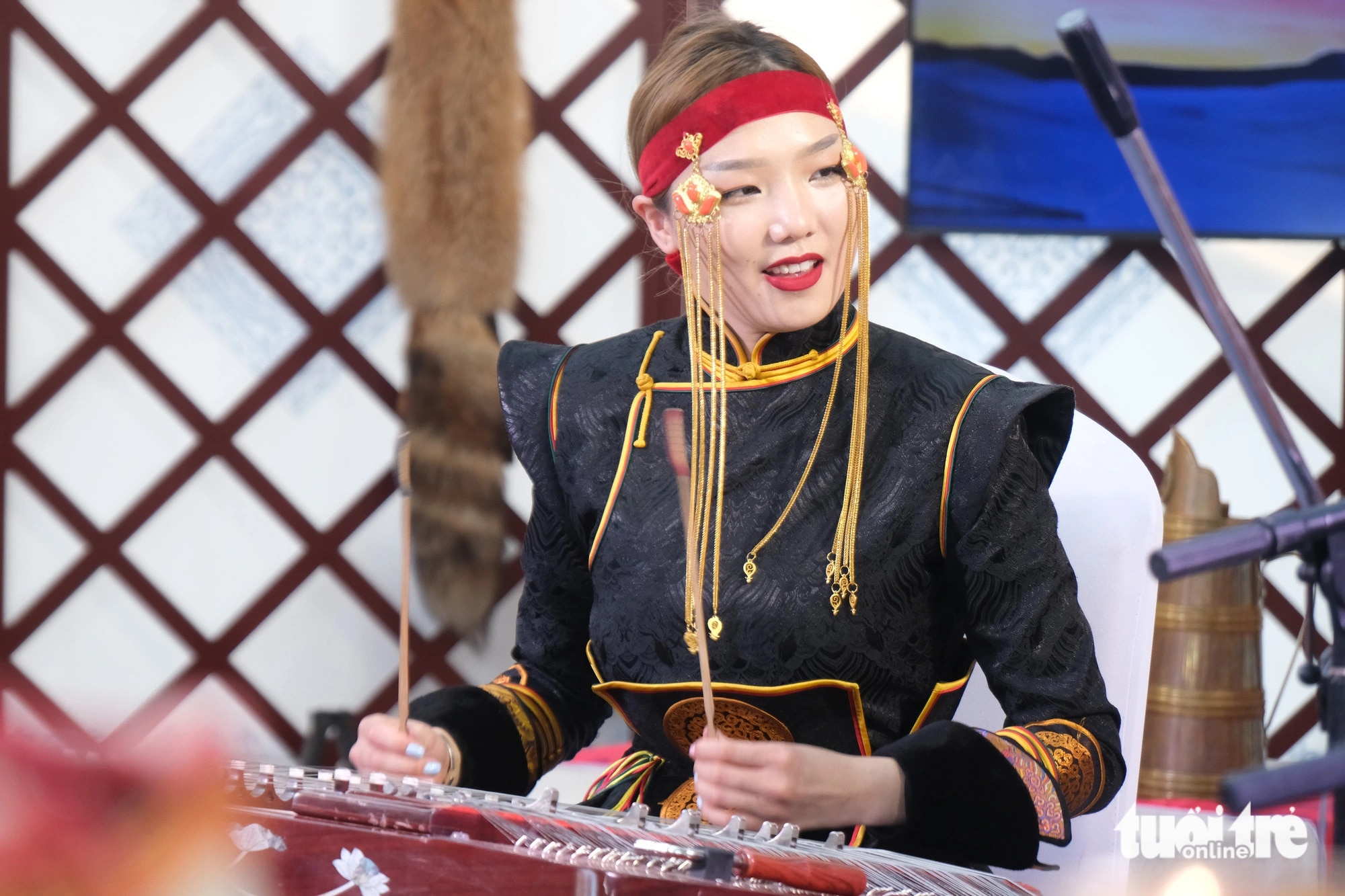 Natsagmaa (23 tuổi) - thành viên đoàn Mông Cổ - trong trang phục truyền thống biểu diễn nhạc cụ Yoochin. Đây là lần đầu tiên cô và các thành viên trong nhóm biểu diễn đến Việt Nam để quảng bá đất nước mình - Ảnh: VŨ THỦY