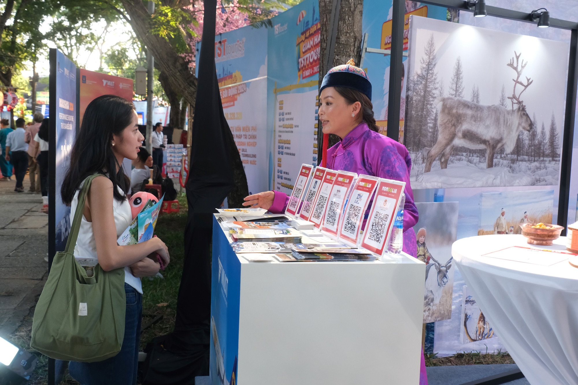 Du khách tìm hiểu du lịch Mông Cổ tại Ngày hội Du lịch TP.HCM 2024 - Ảnh: VŨ THỦY