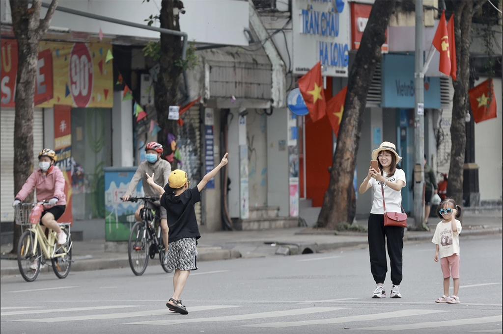 Mong sớm thông qua phương án hoán đổi ngày nghỉ lễ- Ảnh 1. Nhiều ý kiến tán thành đề xuất hoán đổi ngày làm việc để kỳ nghỉ lễ 30.4 - 1.5 kéo dài 5 ngày