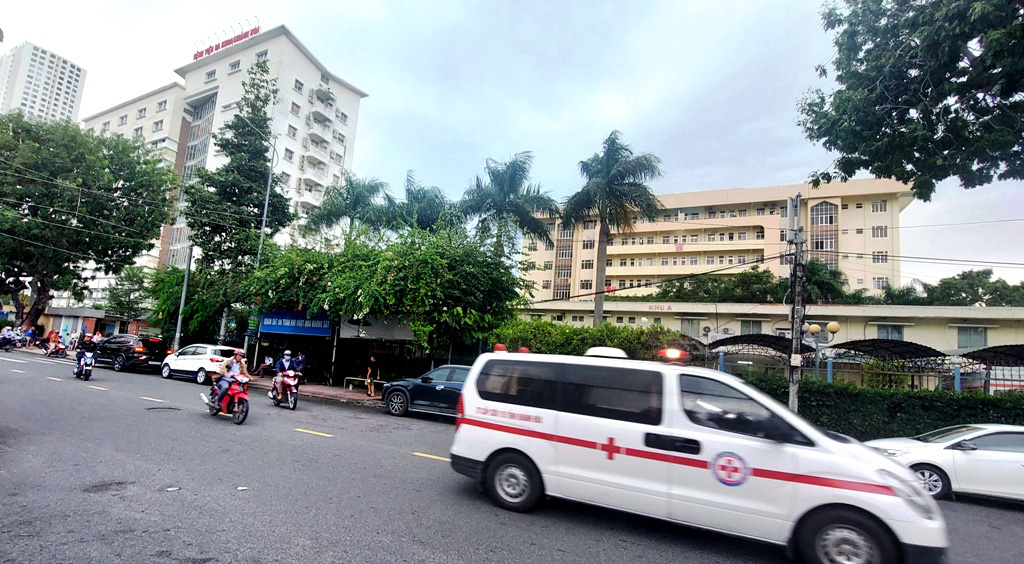 Một học sinh ở Nha Trang tử vong, nhiều em có biểu hiện ngộ độc thức ăn- Ảnh 1. Bệnh viện Đa khoa tỉnh Khánh Hòa - nơi nữ học sinh lớp 5 Trường tiểu học Vĩnh Trường (TP Nha Trang) đã được đưa đến cấp cứu và tử vong sáng 5-4 - Ảnh: PHAN SÔNG NGÂN