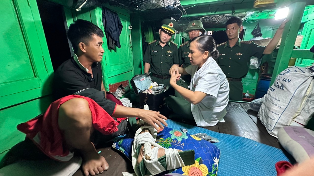 Một ngư dân bị nạn tại vùng biển Trường Sa được quân y hỗ trợ y tế- Ảnh 1.