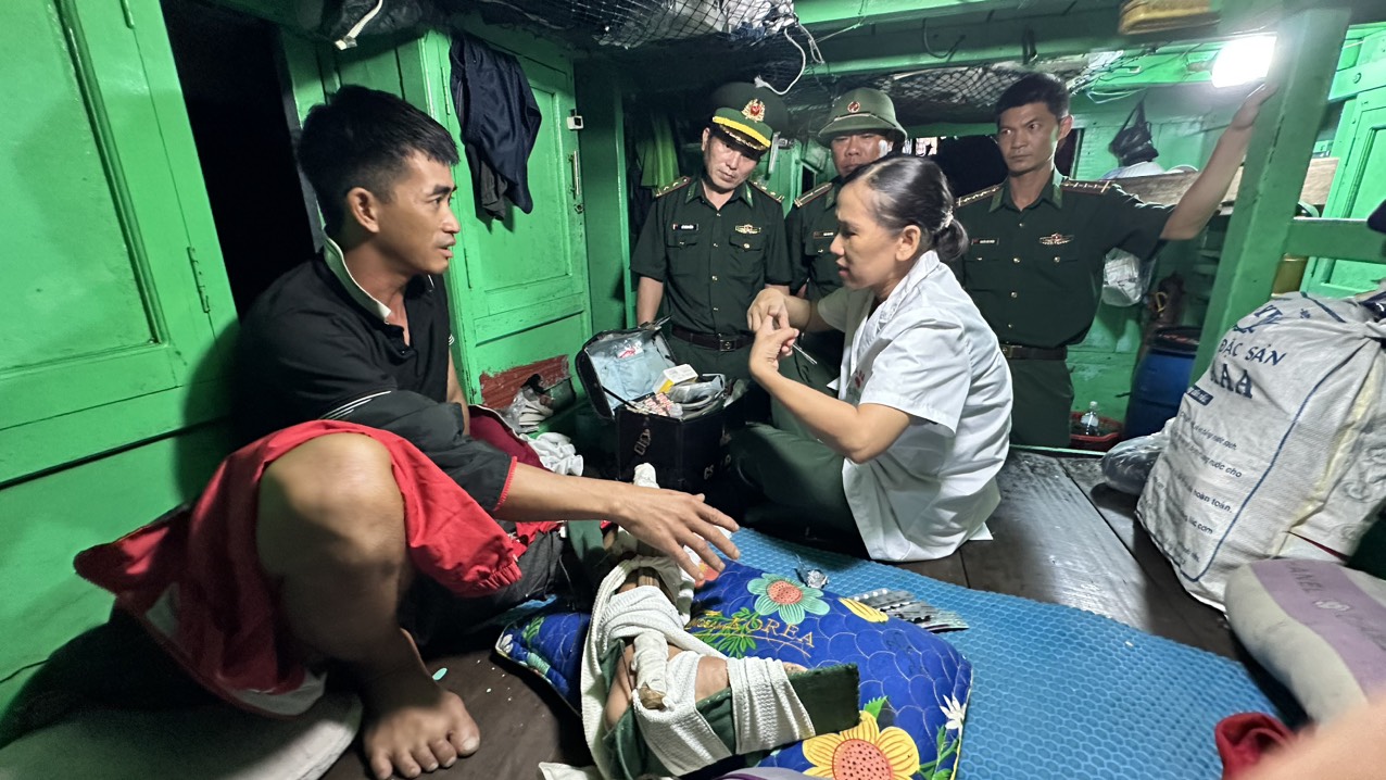 Một ngư dân bị nạn tại vùng biển Trường Sa được quân y hỗ trợ y tế- Ảnh 1. Một ngư dân bị nạn tại vùng biển Trường Sa được quân y hỗ trợ y tế- Ảnh 1.
