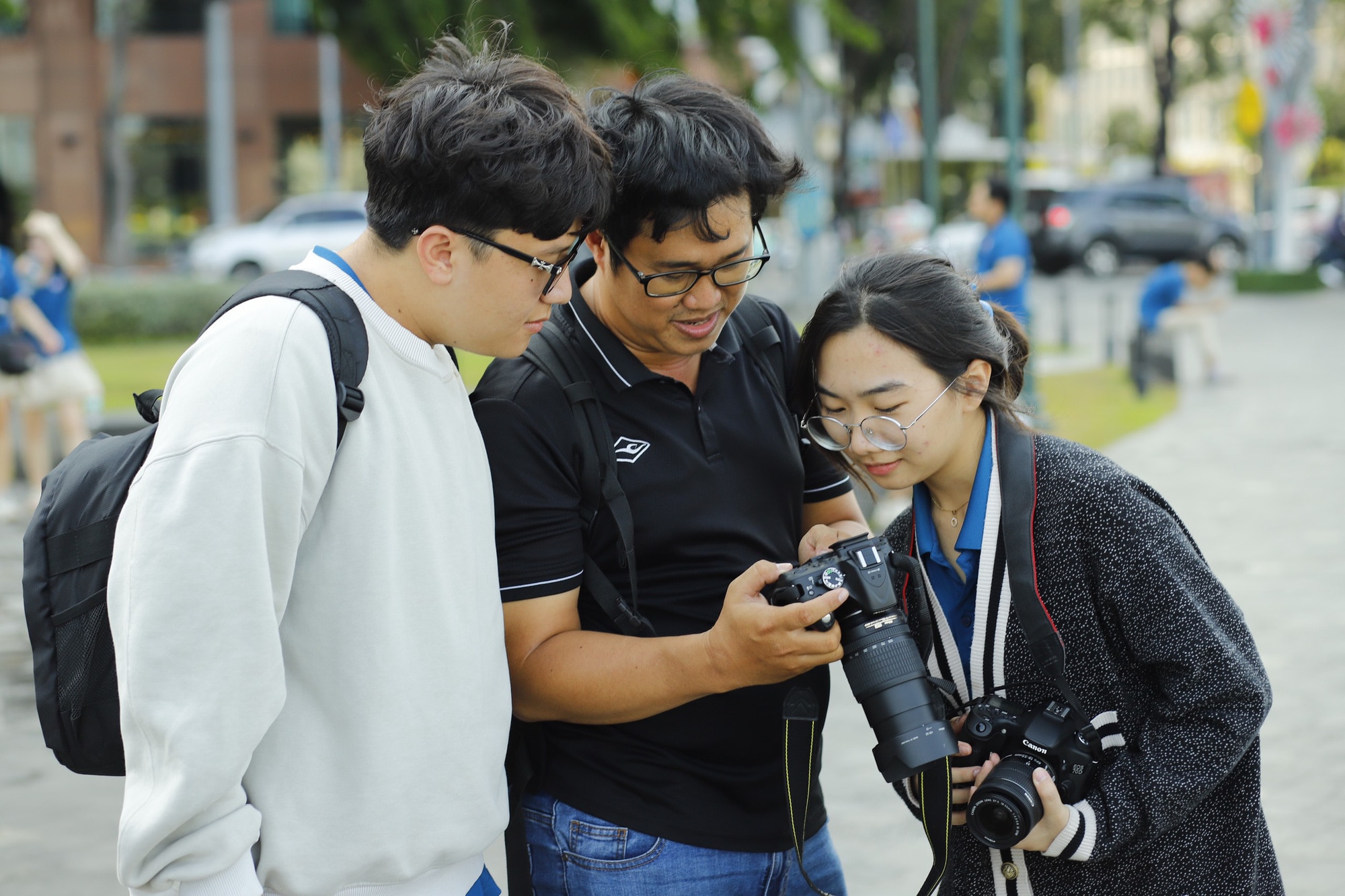 Học sinh Trường THCS-THPT Trí Đức được tạo điều kiện đến bến Bạch Đằng chuẩn bị cho chung kết Hội thi sáng tác ảnh Tuổi Xanh - Ảnh: NVCC