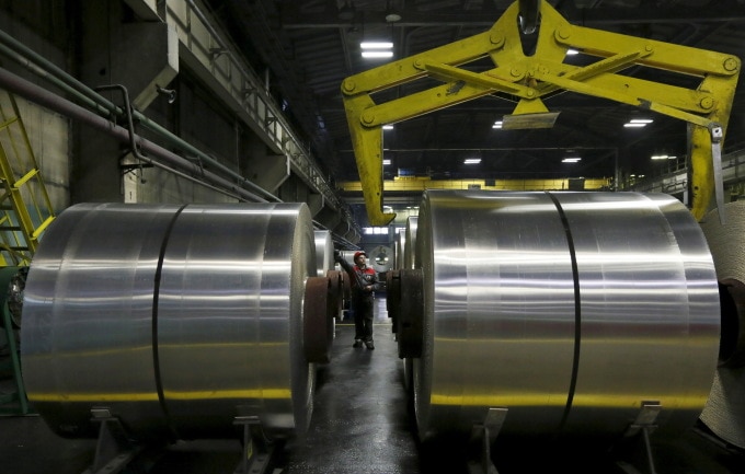 Các cuộn nhôm trong một nhà máy bên ngoài thị trấn Sayanogorsk, Nga. Ảnh: Reuters