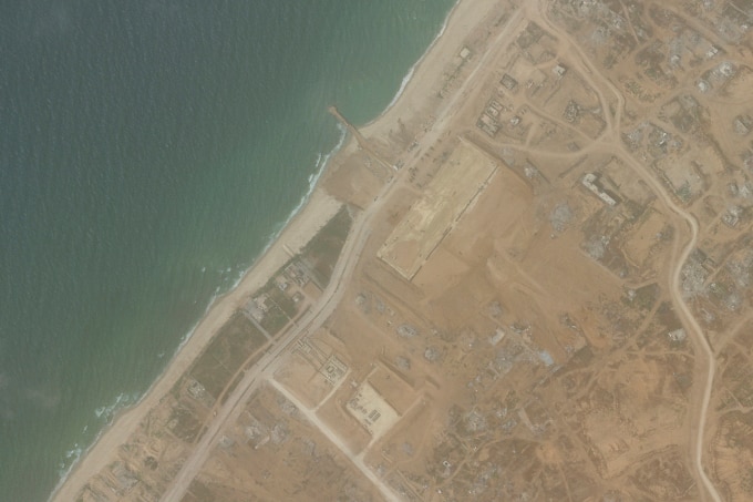Ảnh vệ tinh cho thấy cầu tàu được quân đội Mỹ xây dựng ở gần Gaza City ngày 18/4. Ảnh: AP