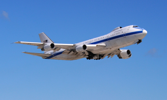 4 年にネブラスカ州のオファット基地上空を飛行した E-2009B 航空機。写真: USAF