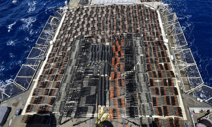 Vũ khí nghi trên đường đến Yemen bị Mỹ tịch thu trên tuần dương hạm USS Monterey tháng 5/2021. Ảnh: US Navy