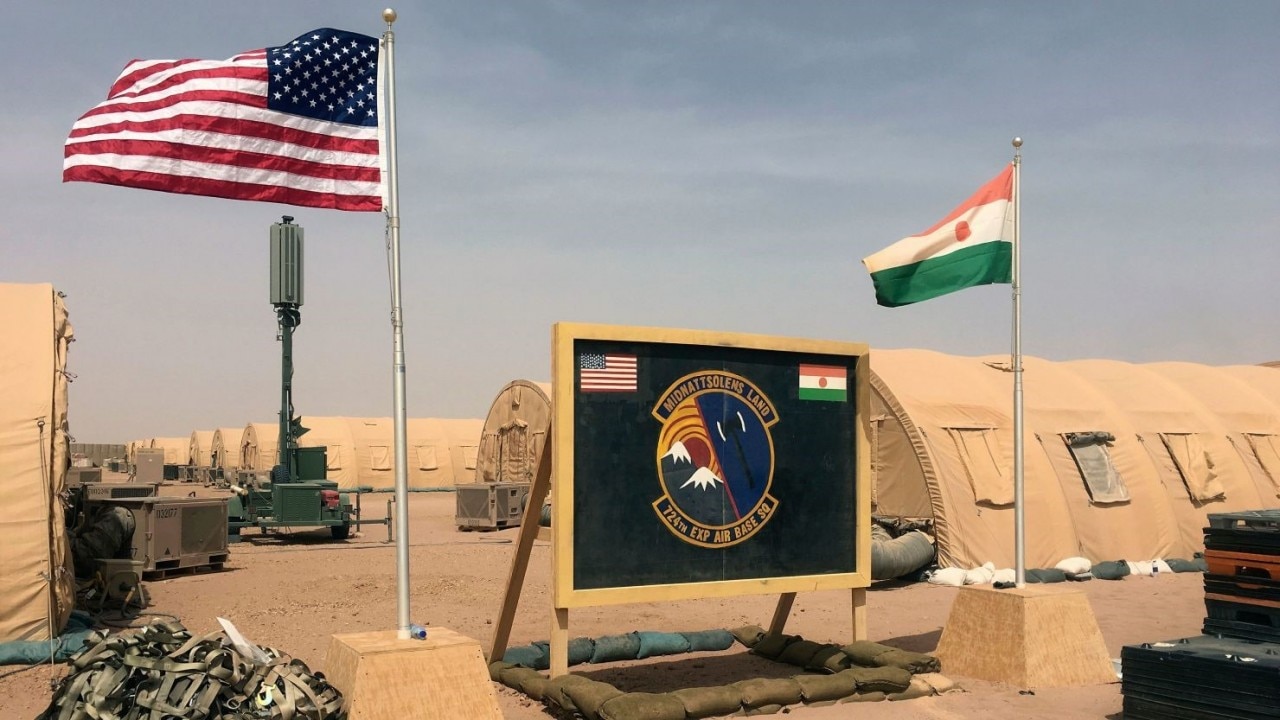 Cờ Mỹ và Niger được treo cạnh nhau tại trại căn cứ dành cho lực lượng không quân và các nhân viên khác hỗ trợ xây dựng Căn cứ Không quân Niger 201 ở Agadez, Niger, ngày 16 tháng 4 năm 2018. (Nguồn: AP)