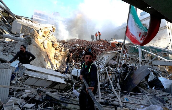 Đại sứ quán Iran ở Syria đổ nát sau cuộc không kích của Israel hôm 1/4. (Ảnh: AP)
