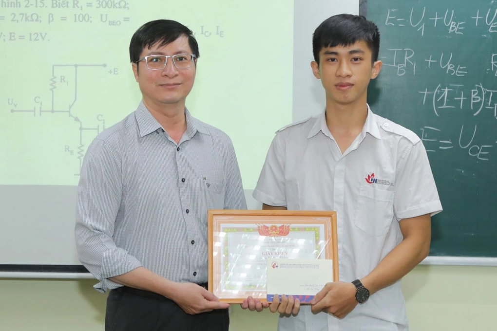 Nam sinh nhặt được 10 triệu đồng rơi vãi, chưa có người nhận lại - 1 Nam sinh nhặt được 10 triệu đồng rơi vãi, chưa có người nhận lại - 1