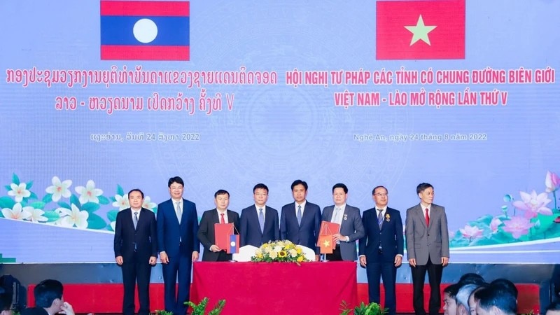 Hội nghị Tư pháp các tỉnh có chung đường biên giới Việt Nam-Lào mở rộng lần thứ V tại tỉnh Nghệ An, tháng 8/2022. (Ảnh: Nhân Dân)
