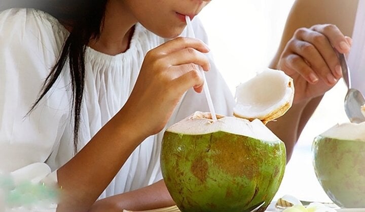 Nước dừa là thức uống giải nhiệt mùa nắng nóng nhưng không nên lạm dụng nước dừa uống hằng ngày. (Ảnh minh hoạ)
