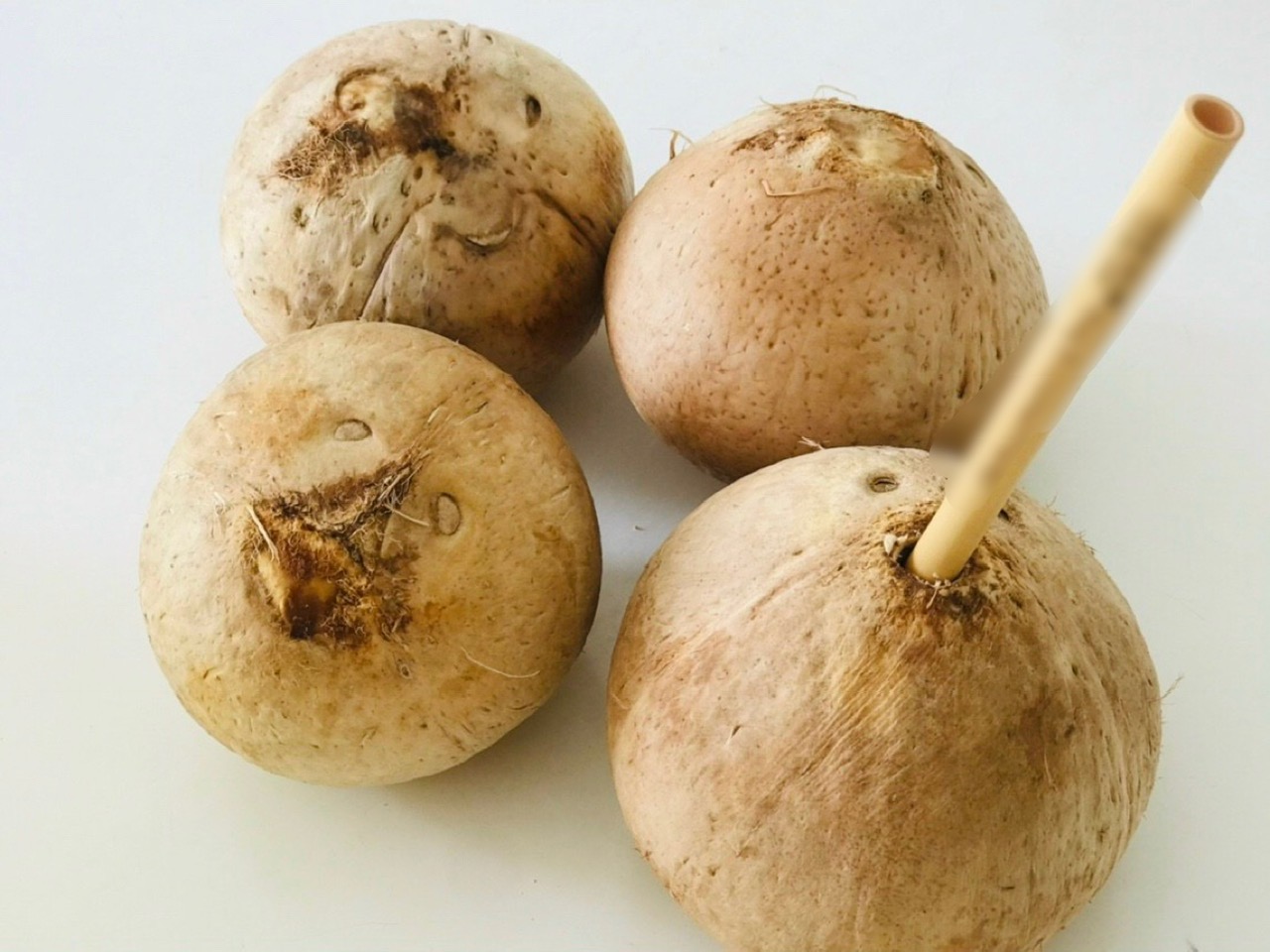 Nắng nóng, có nên uống nước dừa thay nước lọc?- Ảnh 1. Nước dừa có nhiều lợi ích