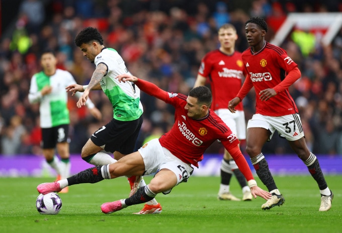 Tiền đạo Luis Diaz bị Diego Dalot truy cản trong trận Man Utd hòa Liverpool 2-2 ở vòng 32 Ngoại hạng Anh trên sân Old Trafford ngày 7/4. Ảnh: Reuters