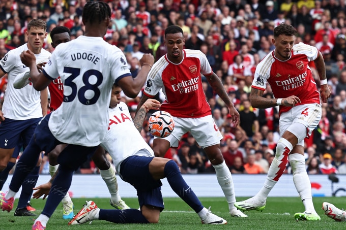 ខ្សែការពារ Cristian Romero (កណ្តាល) របស់ Tottenham រារាំងការស៊ុតរបស់ខ្សែការពារ Arsenal Ben White (លេខ 4) អំឡុងពេលការប្រកួត London Derby ក្នុង Premier League នៅកីឡដ្ឋាន Emirates ថ្ងៃទី 24 ខែកញ្ញា ឆ្នាំ 9។ រូបថត៖ AFP