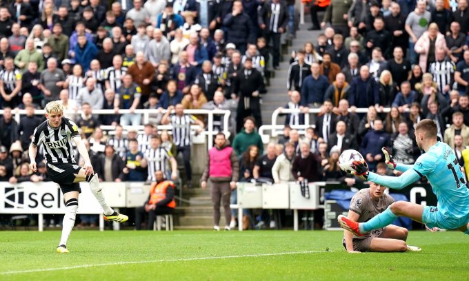 Tiền đạo Anthony Gordon ghi bàn nâng tỷ số lên 2-0 cho Newcastle trước Tottenham trên sân St James Park, thành phố Newcastle, vòng 33 Ngoại hạng Anh ngày 13/4/2024. Ảnh: PA
