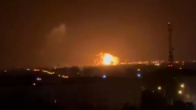 Hình ảnh đám cháy được cho từ vị trí nhà máy lọc dầu Slavyansk ở Krasnodar, Nga ngày 27/4. Ảnh: CNN