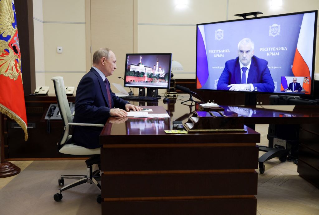 El presidente ruso, Vladimir Putin, mantiene una reunión en línea con el líder designado por Rusia en Crimea, Sergei Aksyonov, el 18.4.2024 de abril de XNUMX.