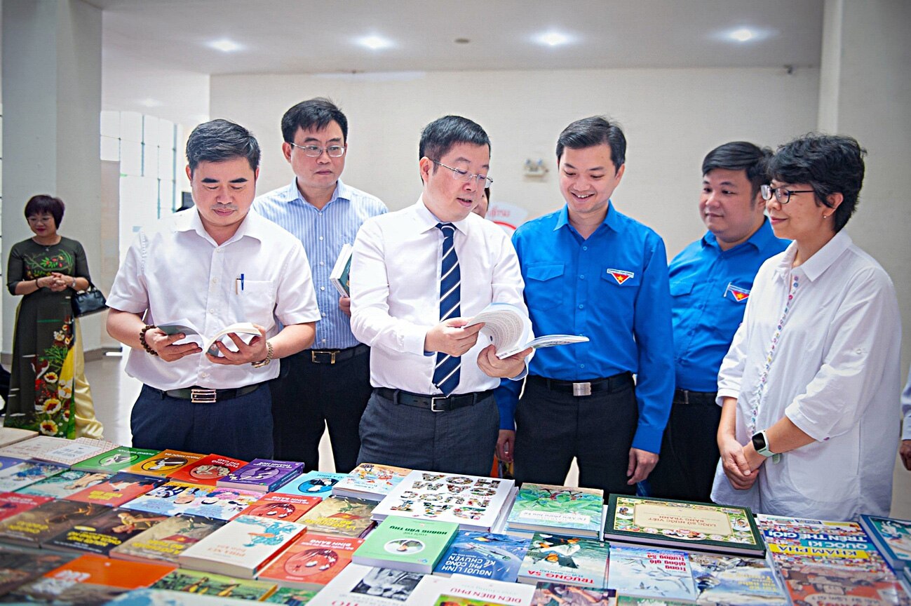 Thứ trưởng Bộ Thông tin và Truyền thông Nguyễn Thanh Lâm (thứ ba từ trái qua) và Bí thư Trung ương Đoàn Nguyễn Minh Triết (thứ tư từ trái qua) xem triển lãm sách tại lễ phát động - Ảnh: BTC