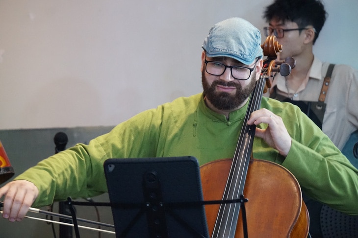 Nghệ sĩ cello người Mỹ Bryan Charles Wilson chơi bài dân ca Bèo dạt mây trôi được phối mới cùng các nghệ sĩ Việt Nam - Ảnh: T.ĐIỂU