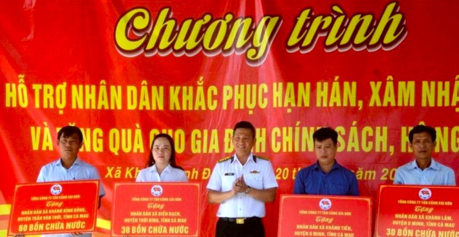 Đại tá Nguyễn Hoàng Nam, Phó Tổng Giám đốc Tổng Công ty Tân Cảng Sài Gòn trao tặng quà cho người dân hai huyện nằm trong vùng hạn hán năm 2024 của tỉnh Cà Mau (CTV).
