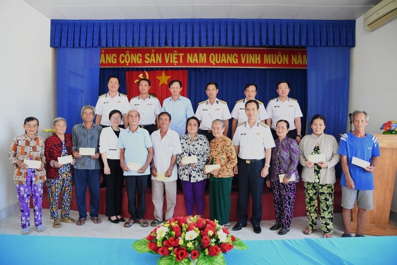 Những phần quà ý nghĩa của Bộ Tư lệnh Vùng 5 Hải quân được trao đến các hộ gia đình trên địa bàn xã Khánh Tiến.