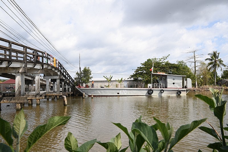 El tren 470 suministra agua a los habitantes de la comuna de Khanh Lam, distrito de U Minh.