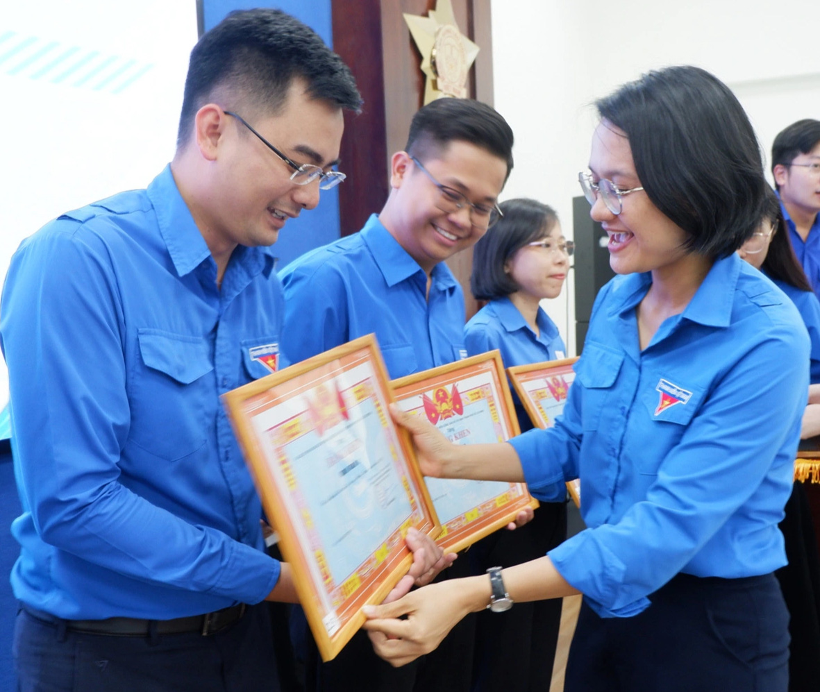 Nghiên cứu, khảo sát thêm gen Z có khát vọng, mong muốn gì- Ảnh 3. Phó bí thư Thành Đoàn TP.HCM Trần Thu Hà trao bằng khen cho các tập thể, cá nhân hoạt động tốt Tháng thanh niên 2024 - Ảnh: K.ANH