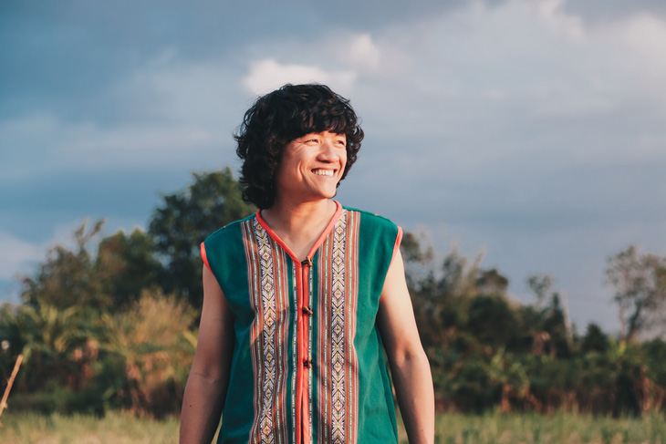 Ngô Hồng Quang mang cả văn hóa dân tộc thiểu số vào album đĩa than Rạng Đông- Ảnh 4. Ngô Hồng Quang: Chàng du ca bay từ đồi non