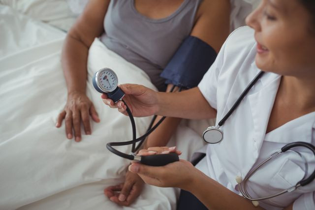 Ngủ bao nhiêu giờ mỗi đêm giúp ngăn ngừa huyết áp cao?- Ảnh 1. Huyết áp cao là tiền đề của bệnh tim và đột quỵ