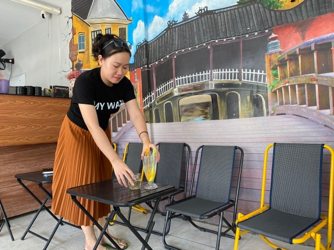 Chị Thúy Hằng dọn dẹp bàn ghế để đón shipper đến uống nước ở quán thuộc quận Tân Phú, TP HCM, trưa 25/4. Ảnh: Ngọc Ngân