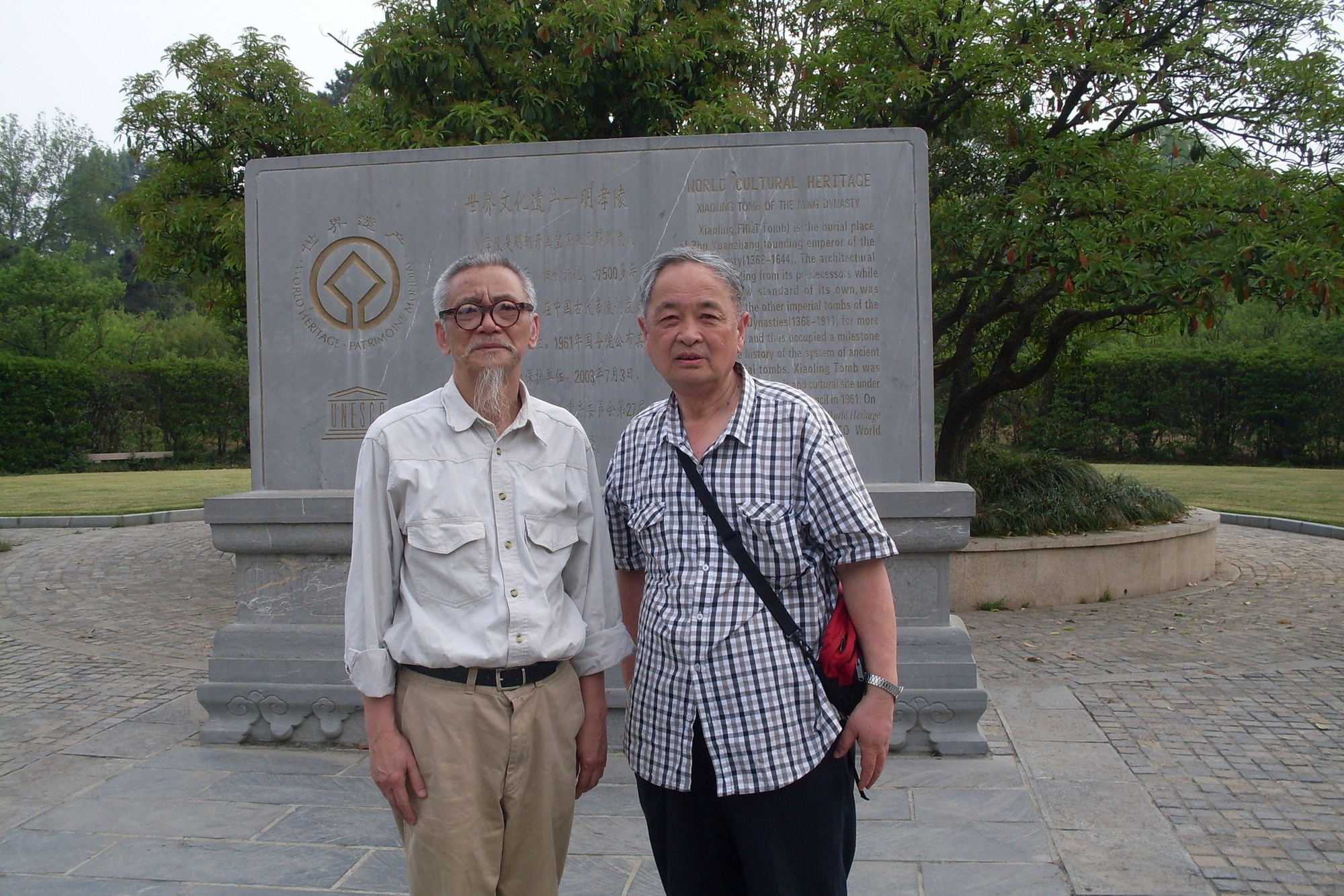 Nhà văn Đỗ Chu và GS Chúc Ngưỡng Tu (bìa phải) trong lần nhà văn Đỗ Chu sang Nam Kinh du lịch - Ảnh: HỮU VIỆT cung cấp