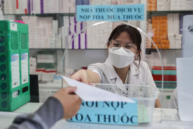 Nhân viên y tế tại nhà thuốc Bệnh viện Quân y 175, quận Gò Vấp phát thuốc cho bệnh nhân, tháng 3/2024. Ảnh: Quỳnh Trần
