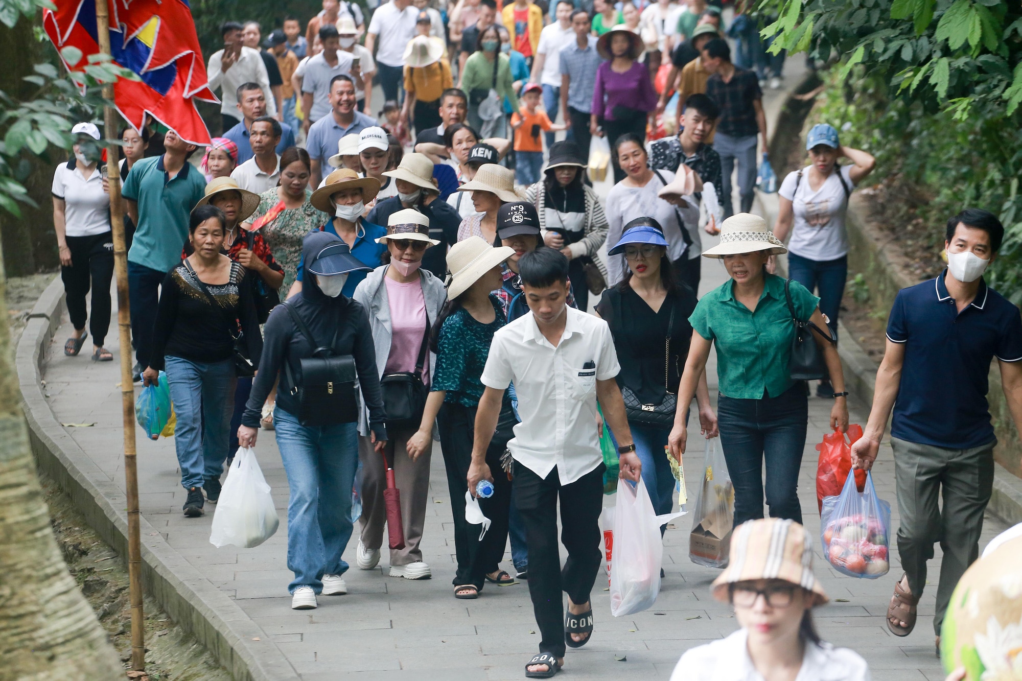Người dân và du khách thập phương về Đền Hùng (Phú Thọ) trước ngày giỗ Tổ Hùng Vương năm 2024 - Ảnh: C.TUỆ