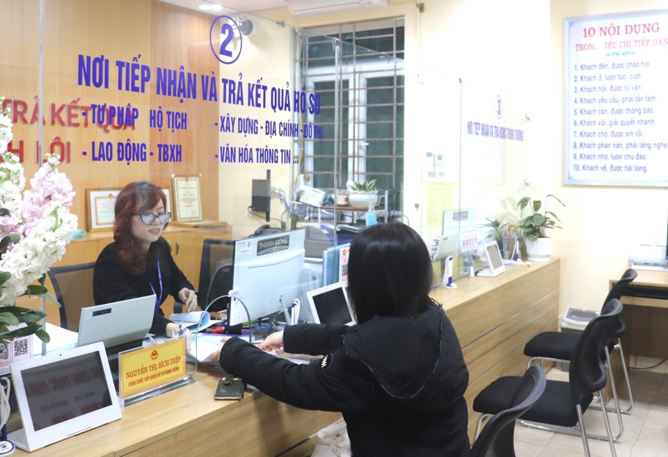 Đến cuối tuần qua, c&aacute;c quận, huyện, thị x&atilde; của H&agrave; Nội c&oacute; đơn vị h&agrave;nh ch&iacute;nh cấp x&atilde; thực hiện sắp xếp đều đ&atilde; ho&agrave;n th&agrave;nh c&ocirc;ng t&aacute;c lấy &yacute; kiến cử tri về phương &aacute;n sắp xếp tr&ecirc;n địa b&agrave;n (ảnh: C&ocirc;ng chức UBND phường Quỳnh L&ocirc;i, quận Hai B&agrave; Trưng tiếp nhận giải quyết hồ sơ h&agrave;nh ch&iacute;nh)