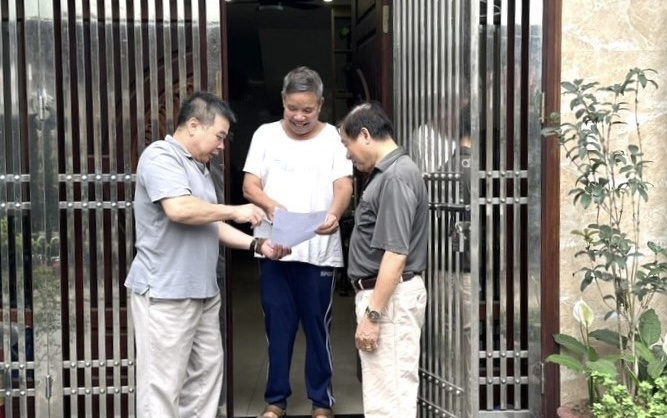 Cán bộ các tổ dân phố tại phường Phúc Đồng đến từng hộ gia đình trên địa bàn để lấy ý kiến cử tri về việc sắp xếp đơn vị hành chính cấp xã giai đoạn 2023-2025 của quận Long Biên