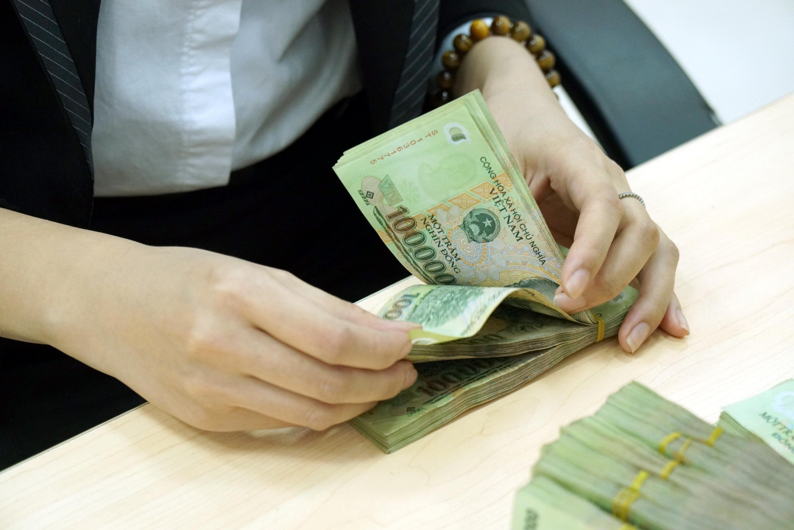Người dân giảm gởi tiền, ngân hàng tăng lãi suất tiết kiệm- Ảnh 1. Người dân giảm gởi tiền, ngân hàng tăng lãi suất tiết kiệm- Ảnh 1.