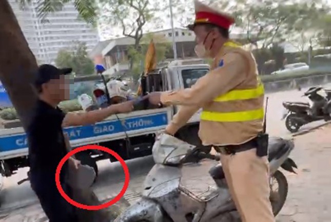 Người đàn ông dùng gạch đập xe máy tại chốt CSGT ảnh 1