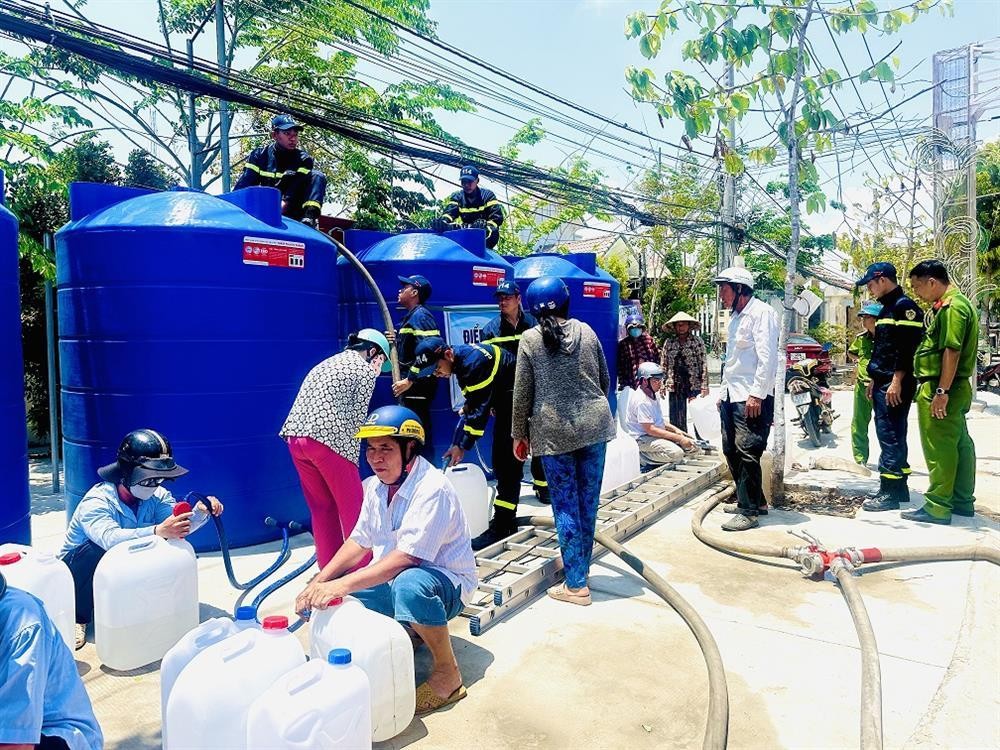 La policía provincial de Ben Tre proporciona agua dulce a las personas en zonas de sequía y sal. (Foto: Ministerio de Seguridad Pública)