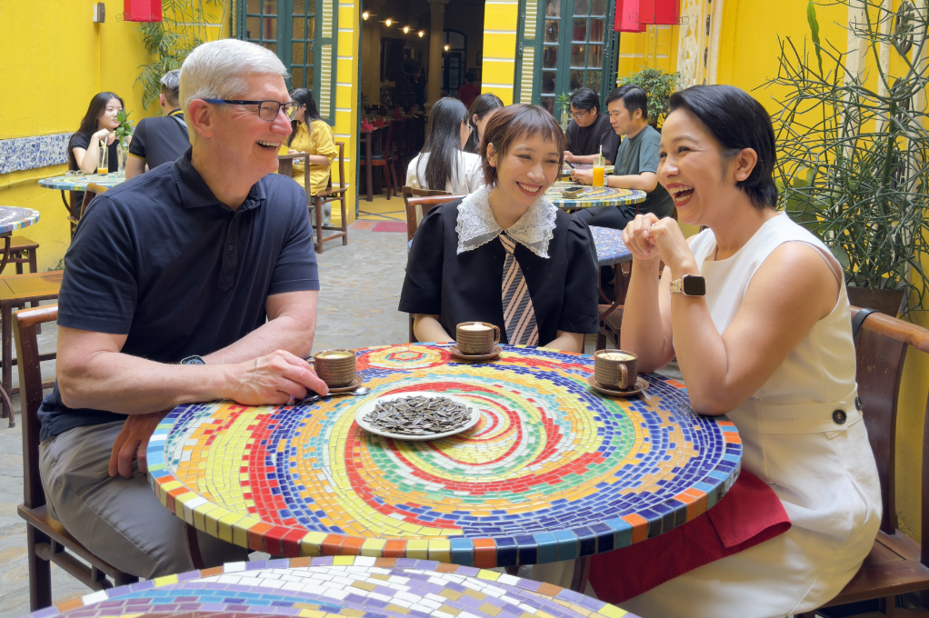 CEO Tim Cook gặp gỡ ca sĩ Mỹ Linh sáng 15.4 sau khi đến Hà Nội CEO Tim Cook chia sẻ hình ảnh cuộc gặp gỡ ca sĩ Mỹ Linh sáng 15.4 sau khi đến Hà Nội