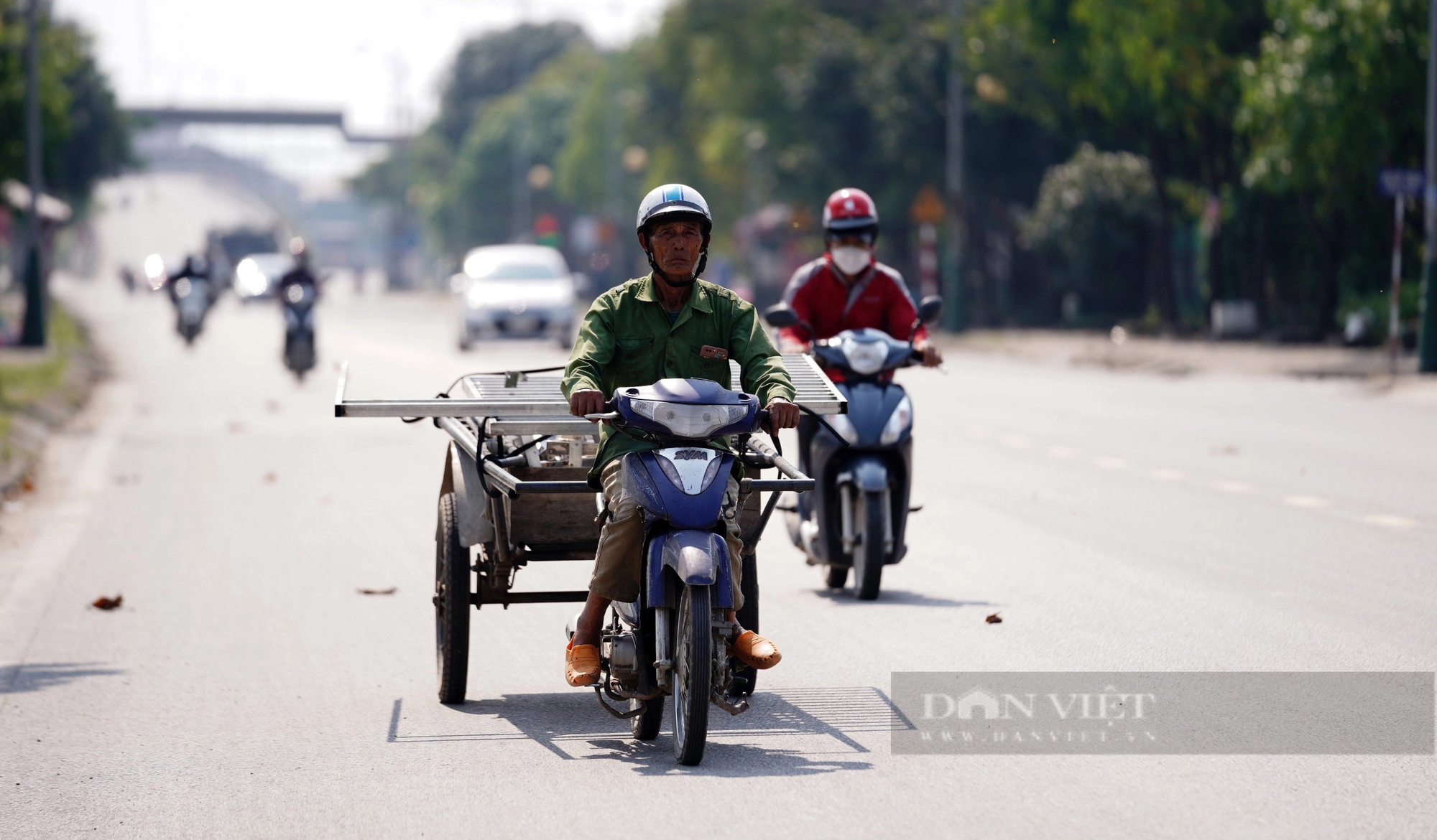 Người lao động chật vật mưu sinh giữa “chảo lửa” chạm ngưỡng gần 40 độ C ở miền Trung- Ảnh 1.