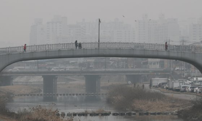 Gầm cầu Jungnang nơi Hyeon sống vô gia cư. Ảnh: Korea Daily