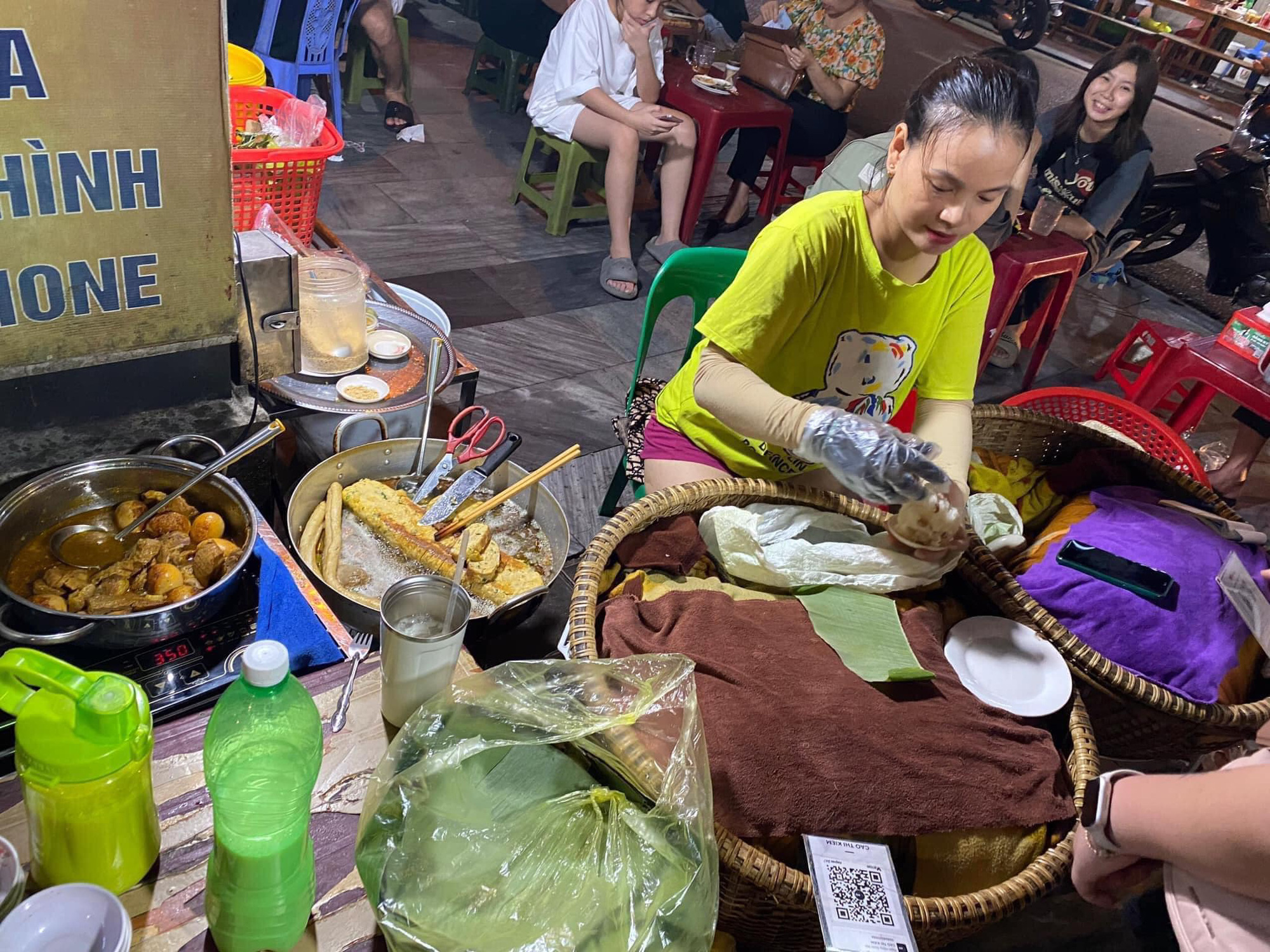 Một trong những quán xôi ở tụ điểm xôi Bưu điện, đêm khuya vẫn đắt hàng - Ảnh: ĐẬU DUNG Một trong những quán xôi ở tụ điểm xôi bưu điện, đêm khuya vẫn đắt hàng - Ảnh: ĐẬU DUNG