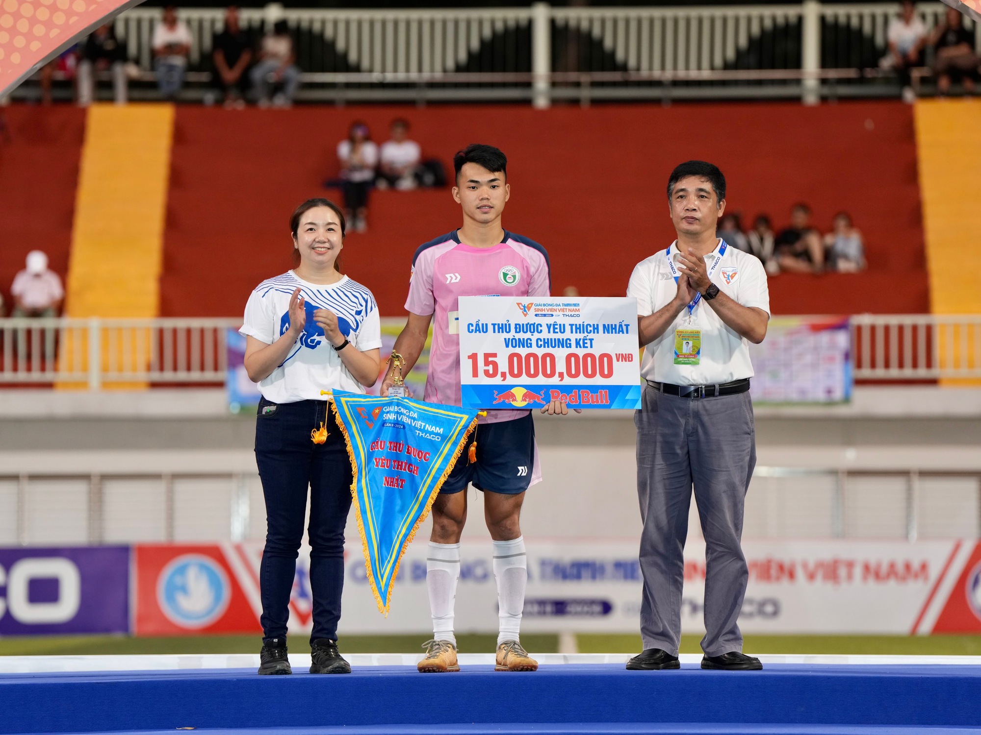 Nguyễn Minh Nhật và cú hat-trick giải thưởng để đời- Ảnh 2. Nguyễn Minh Nhật và cú hat-trick giải thưởng để đời- Ảnh 2.