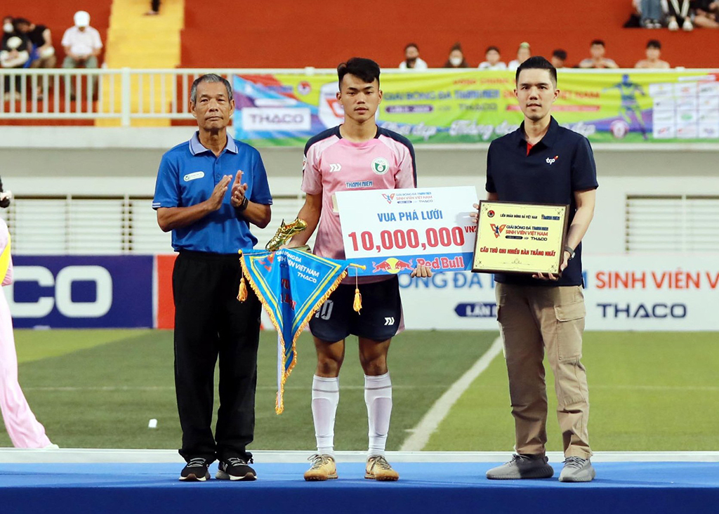 Nguyễn Minh Nhật và cú hat-trick giải thưởng để đời- Ảnh 1. Nguyễn Minh Nhật và cú hat-trick giải thưởng để đời- Ảnh 1.