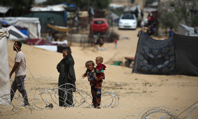 Người tị nạn Palestine ở thành phố Rafah, miền nam Dải Gaza, ngày 28/4. Ảnh: AFP