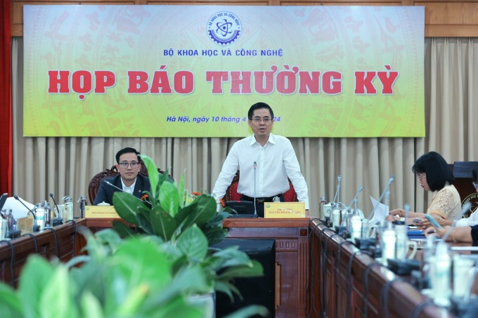 Thứ trưởng Khoa học và công nghệ Nguyễn Hoàng Giang phát biểu tại cuộc họp báo. Ảnh: TTTT